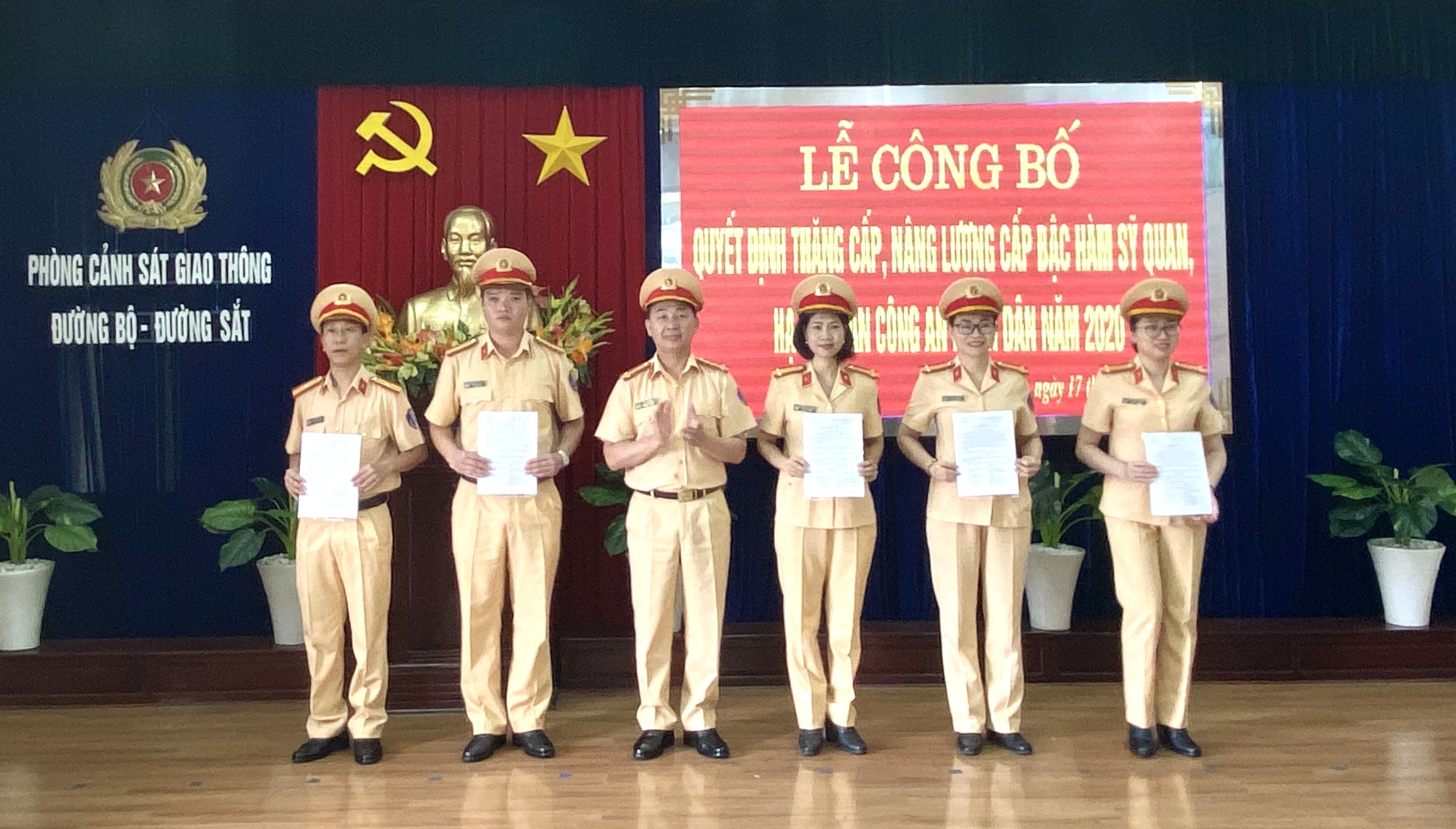 Phòng CSGT đường bộ, đường sắt tổ chức Lễ công bố quyết định thăng cấp, nâng lương năm 2020